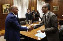 Baltar y V�zquez se saludan antes de la reuni�n de coordinaci�n entre Concello y Diputaci�n. 