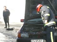 El cad�ver del gato, al fondo, se cay� del coche en llamas