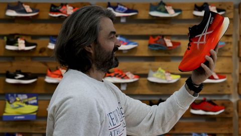 Francisco Javier Rodr�guez Conde abri� su primera tienda de �running� Marathon en 1996 en Carral (A Coru�a)