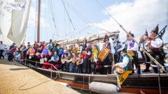 Na Illa de Arousa realizaron unha botadura de barcos tradicionais