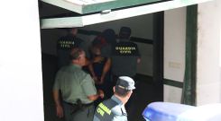 Gritos e insultos a la llegada del detenido por los cr�menes de Arbo
