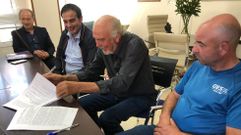 El exalcalde de Barro firmando el acta de constituci�n de su nuevo partido