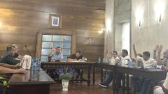 Momento de la votaci�n del punto sobre la variante oeste en el pleno de Caldas de Reis, este martes