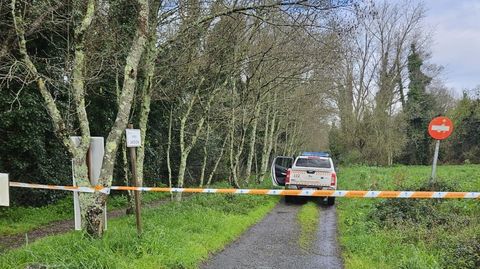 Cerrado el paso al paseo que bordea la laguna de A Frouxeira, en Valdovi�o