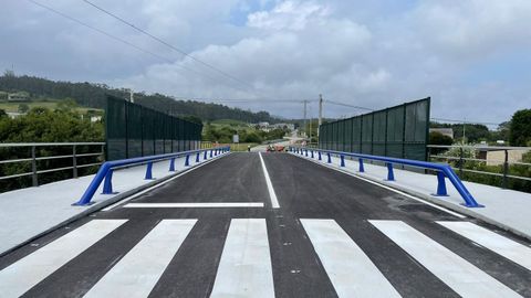 El puente reformado sobre la v�a de Feve en la carretera Ribadeo-Vilela, obra financiada hace dos a�os por la Deputaci�n