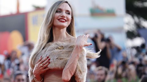 Angelina Jolie, posando en la alfombra roja