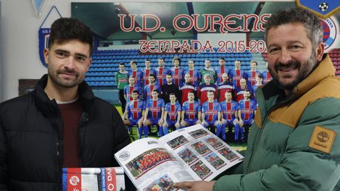 Alberto N�voa, Albertito, y Fernando Curr�s con el �lbum de cromos de la UD Ourense