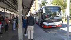 Llegada a la plaza de Galicia de un bus de la lnea 2, que comunica el centro de Pontevedra con el hospital Montecelo