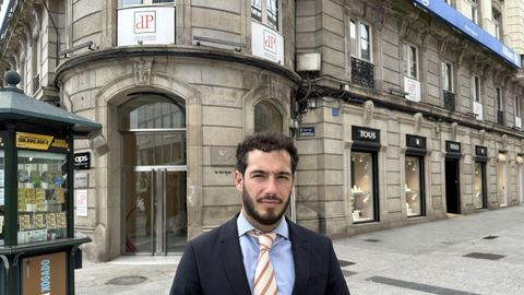 Xaime da Pena, CEO del despacho DP Abogados ante la sede de la empresa en A Corua.