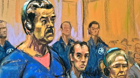 Nicol�s Maduro, de pie y a la izquierda de la imagen, junto con su mujer, Cilia Flores, sentada y a la derecha de la imagen, compareciendo ante el tribunal federal en Nueva York