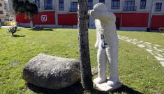 La pieza pintarrajeada forma parte de un conjunto escult�rico titulado . 