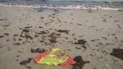 Bandera de Espa�a arrastrada por la marea, en la playa de San Lorenzo de Gij�n