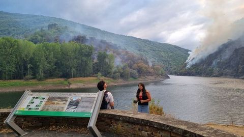 En esta foto de las ocho de la tarde se ve a la izquierda lo que ardió en el salto del fuego desde la orilla norte a la sur del río Sil