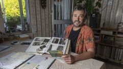 Jose Carlos Santos muestra las fotos y postales que descubri� dentro de un viejo �lbum que acab� en un rastro del centro Reto. �Gustar�ame que puidesen regresar ao lugar ao que sempre pertenceron: a unha familia, � s�a memoria e � historia dunha vida que algu�n se preocupou de conservar durante d�cadas para que estas lembranzas non se esquezan�, indica el vecino de Vid�n de 48 a�os.