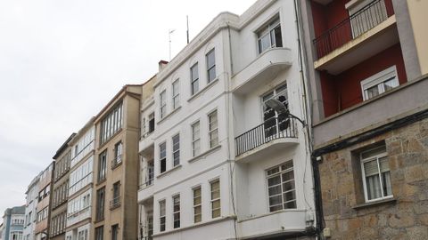 El edificio (el blanco del medio) presentaba ayer las ventanas rotas y olor a humo en toda la calle. 