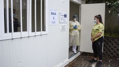 El punto covid donde se hacen los cribados con PCR est� situado en el p�rking del Hospital Provincial de Pontevedra
