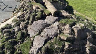 Tareas de mantenimiento en el c�sped del campo de A Malata