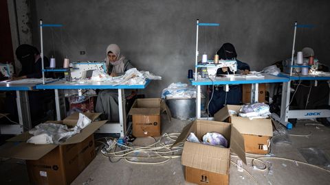 Mujeres palestinas cosen pa�ales para beb�s en un taller en el campo de refugiados de Rafah, en el sur de la Franja de Gaza.