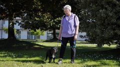 Luz Dacoba con su perro, Robin