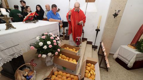 Marcelino S�nchez bendijo medio millar de panes en la misa de San Blas de Postmarcos