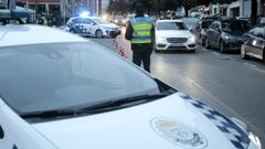 Agentes de la Polic�a Local de Lugo, durante un control en la ciudad.