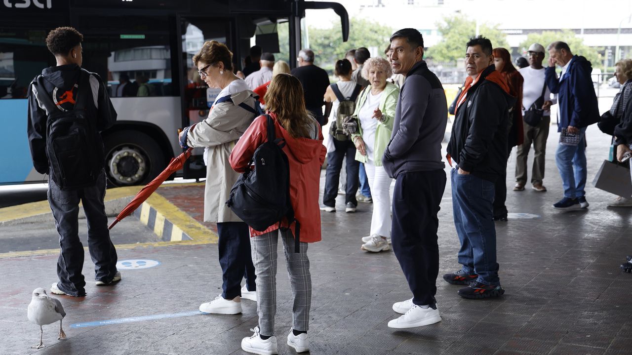 Oleiros y Sada no se fían de que mejore el bus: «A solución que dan é madrugar»