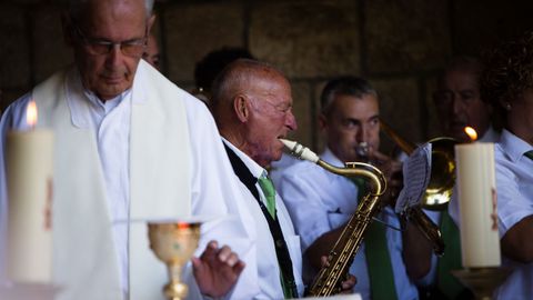 Romer�a da Virxe do Cristal.En el campo del santuario se celebra la misa solemne.