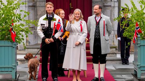 La princesa Mette-Marit, en su &uacute;ltima aparici&oacute;n p&uacute;blica, con c&aacute;nulas de ox&iacute;geno junto al pr&iacute;ncipe Haakon y su hijo Sverre