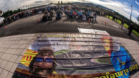 Aficionados de la F1 en el exterior del Museo-Circuito del piloto Fernando Alonso donde hoy se ha instaldo una pantalla gigante para seguir el Gran Premio de Abu Dabi y arropar as al bicampen mundial en su adis