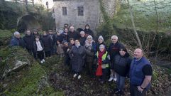 Los propietarios del molino, familiares y otros vecinos de Pesqueiras, juntos frente a la construccin restaurada