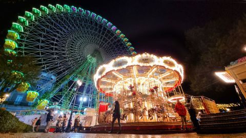 Imagen de la noria y el carrusel instalados en las inmediaciones del mercadillo de C�es Market en la Alameda