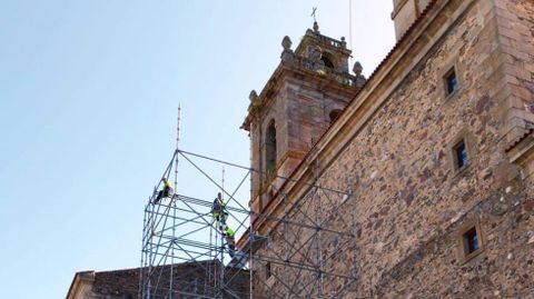 Los andamios que están siendo colocados ahora servirán para levantar los definitivos