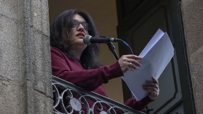 Olga Novo leu o Manifesto do D&iacute;a da Poes&iacute;a desde o balc&oacute;n do Principal