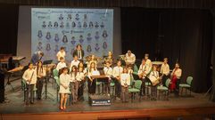 Una de las actuaciones, ayer en el Pazo. Sobre el escenario, graduados en Elemental