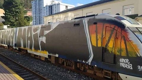 Tren grafiteado en la antigua l�nea de Feve