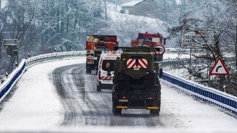 Miembros de la UME se incorporaron este sbado a la bsqueda del segundo operario desaparecido cuando trabajaba con una mquina quitanieves al producirse un alud de nieve en el puerto de San Isidro en la localidad de Aller, Asturias.