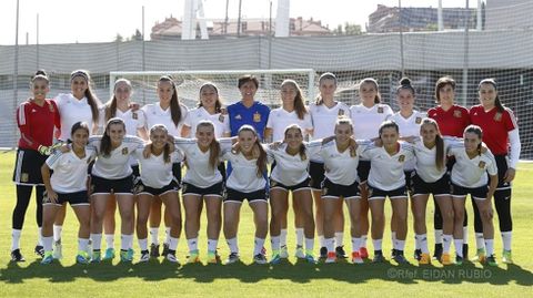 Mara Antonia Is, en el centro, con la seleccin femenina sub-17