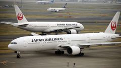 Los aviones Boeing 777 de Japan Airlines,  en una pista del aeropuerto de Haneda en Tokio