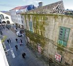 El Pazo Mari�o de Lobeira (en la imagen), en C�sar Boente, lleva casi cinco a�os vallado. 