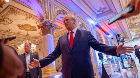Donald Trump habla con la prensa en Mar-a-Lago, durante la noche electoral.