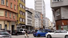 En la calle San Vicente, en Os Mallos, la mayor&iacute;a de edificios no tiene ascensor