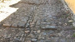El empedrado de canto radado caracteristico del burgo medieval