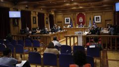 El pleno se celebró de nuevo con medidas anti covid-19 y los diputados repartidos por la sala
