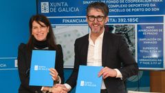 La conselleira de Vivenda, Mar�a Allegue, y el alcalde de Porto do Son, Luis Oujo, firmaron el acuerdo para impulsar las obras de mejora del complejo deportivo de A Tarela

