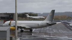 Dos aeronaves, operando en el aeropuerto de Santiago-Rosal�a de Castro