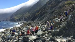 Ruta geol�gica guiada por Francisco Canosa a la playa de arenas negras, en la costa de Cedeira