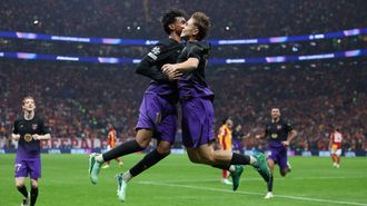 Lamine Yamal y Ferm�n L�pez celebran en el aire el gol del centrocampista, que desequilibr� el marcador en Estambul.