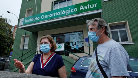 Familiares de ancianos que viven en la residencia El Carmen, en Gijn, esperan en la entrada