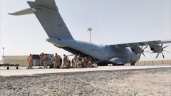 Varios militares a su llegada al aeropuerto de Dub�i desde Kabul