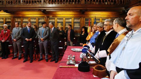 Desde la izquierda, la consejera de Educacin, Carmen Surez; el presidente de la Junta General del Principado, Marcelino Marcos Lndez; el presidente del Principado, Adrin Barbn; el consejero de Ciencia, Innovacin y Universidad, Borja Snchez, y el presidente del Consejo Social de la Universidad, Ladislao Azcona, ante el equipo del Rectorado de la Universidad de Oviedo 